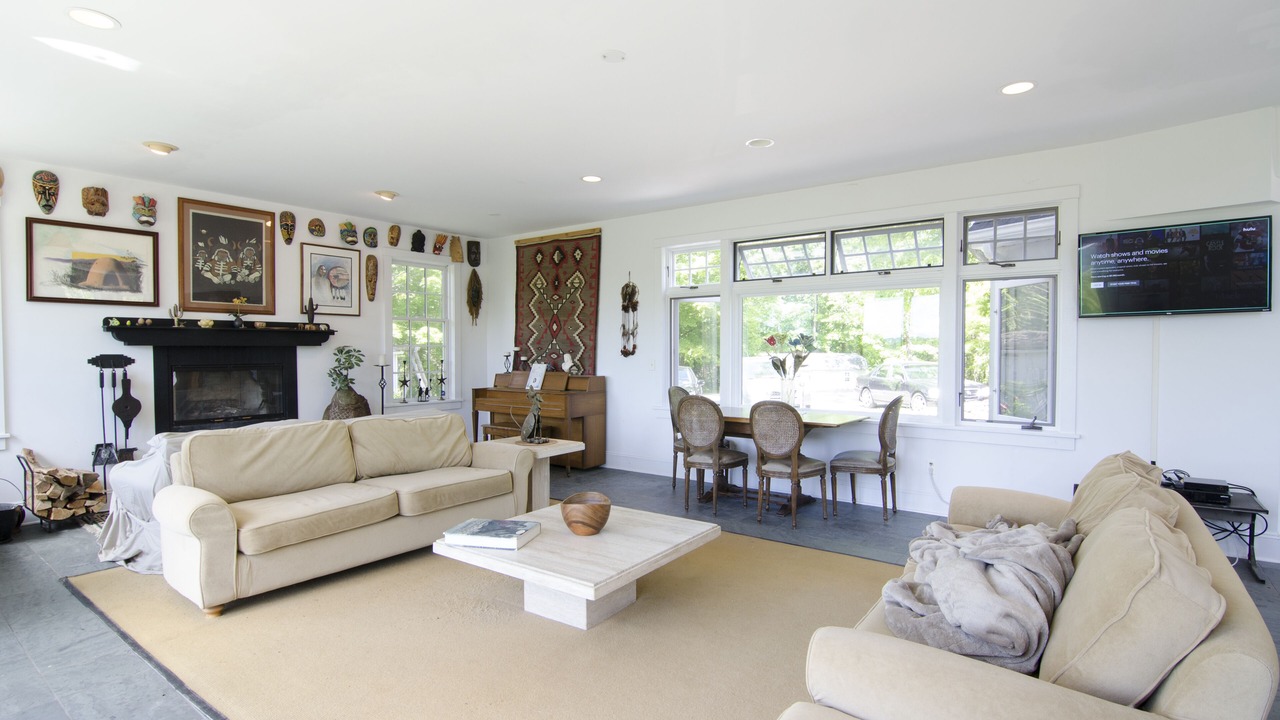 Photo of Livingroom in Town of Dover