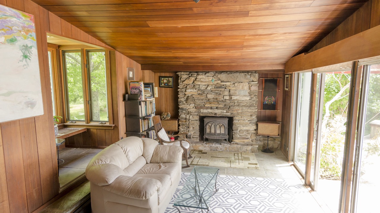 Photo of Livingroom in Town of Dover