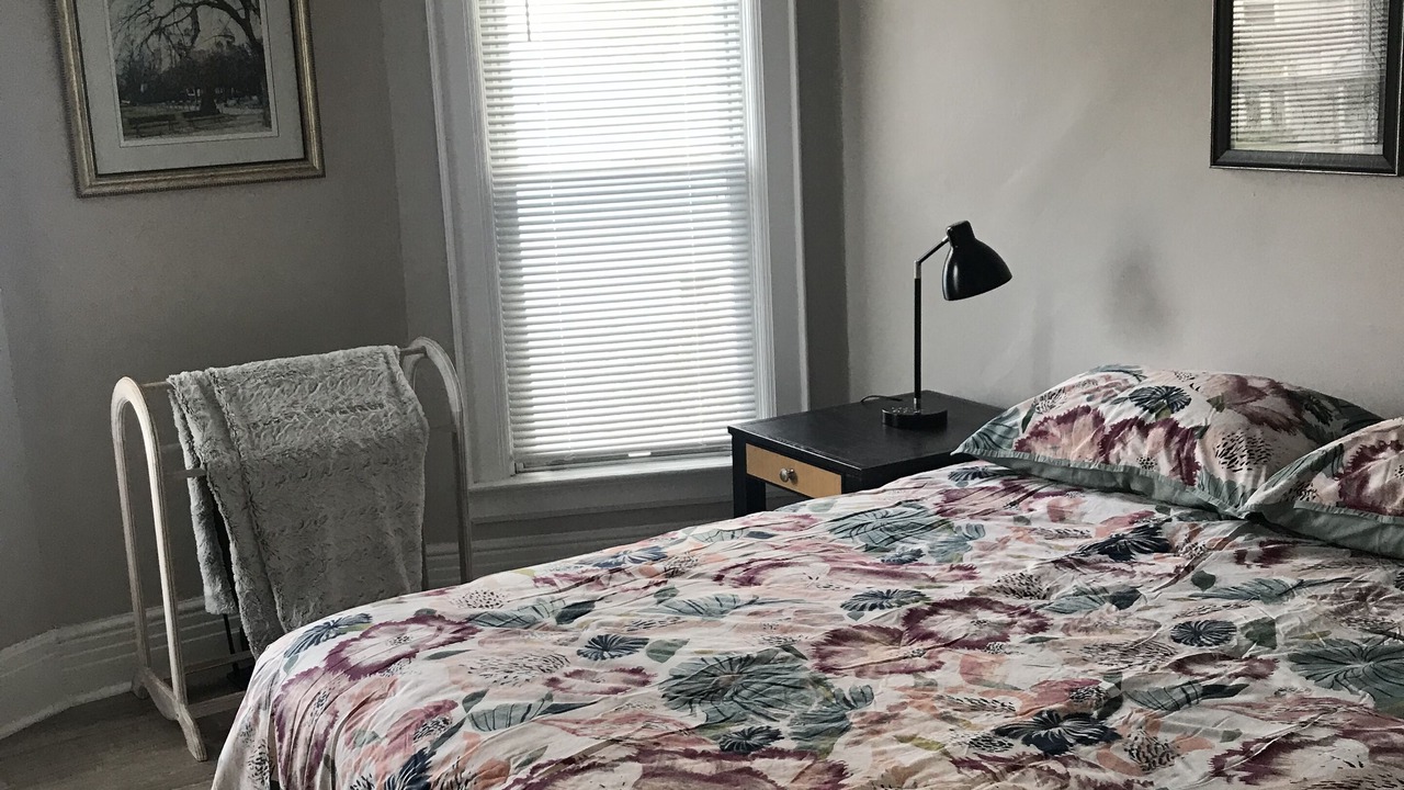 Photo of Bedroom in Front Park
