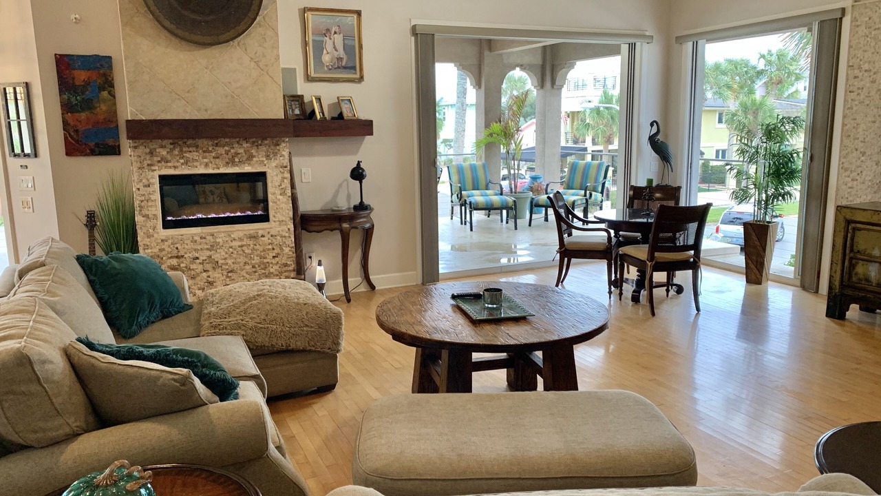 Photo of Livingroom in Neptune Beach