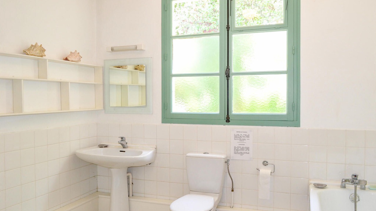 Photo of Bathroom in Durfort-Lacapelette