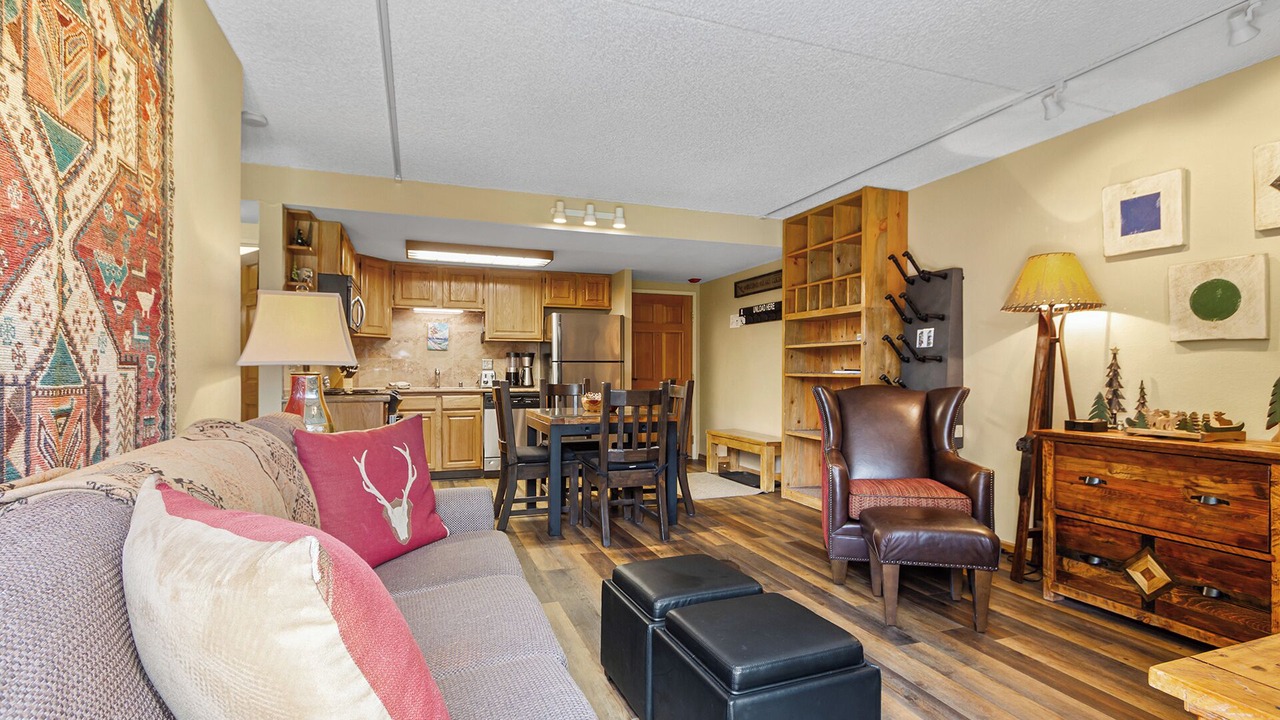 Photo of Livingroom in Peak 9