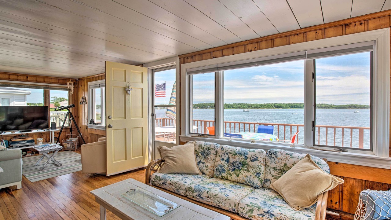 Photo of Livingroom in Wareham Center