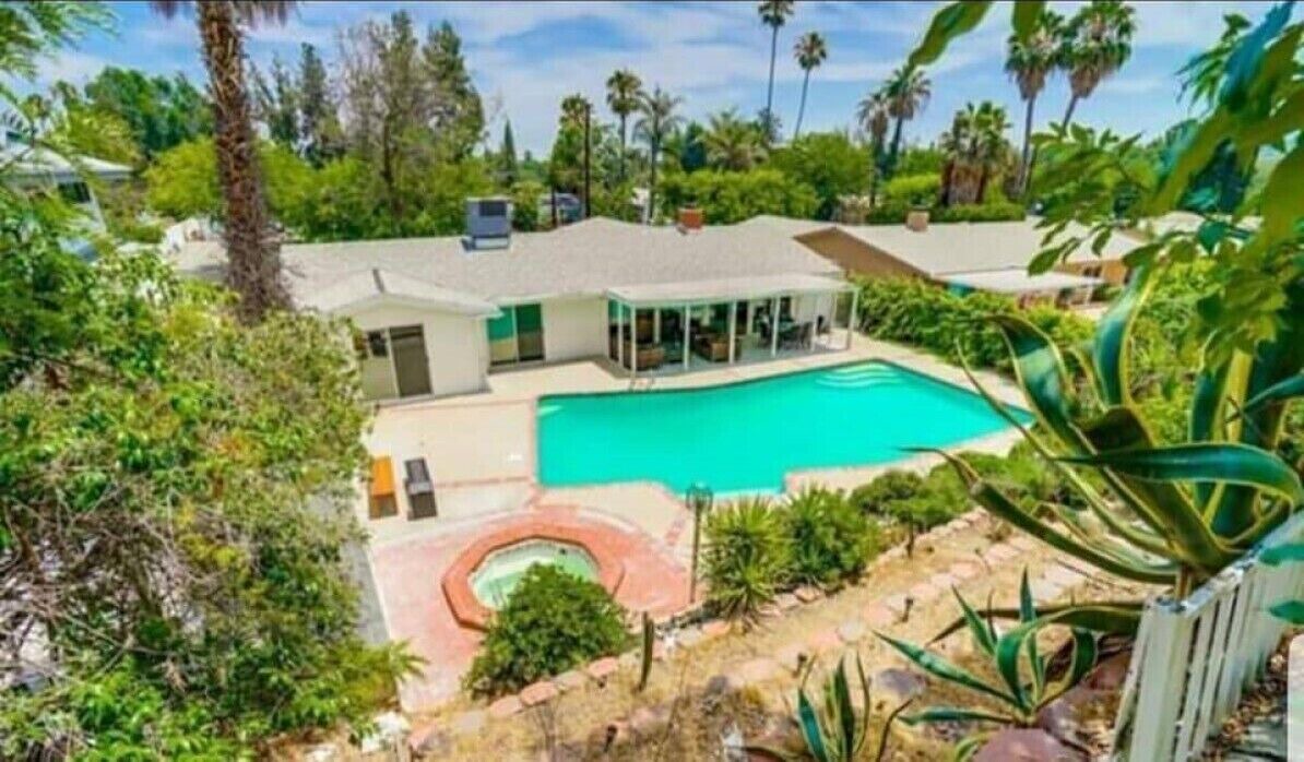 Photo of Outdoor in Woodland Hills