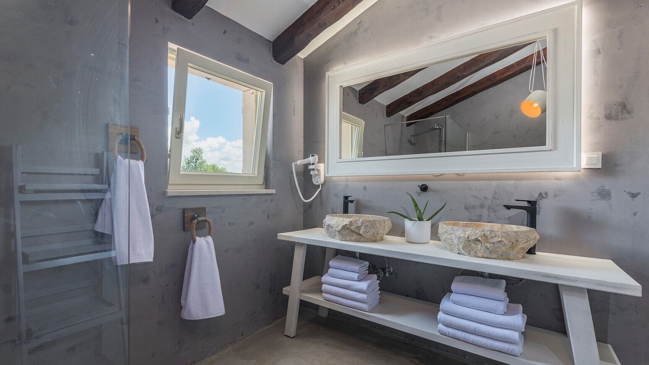 Photo of Bathroom in Tar