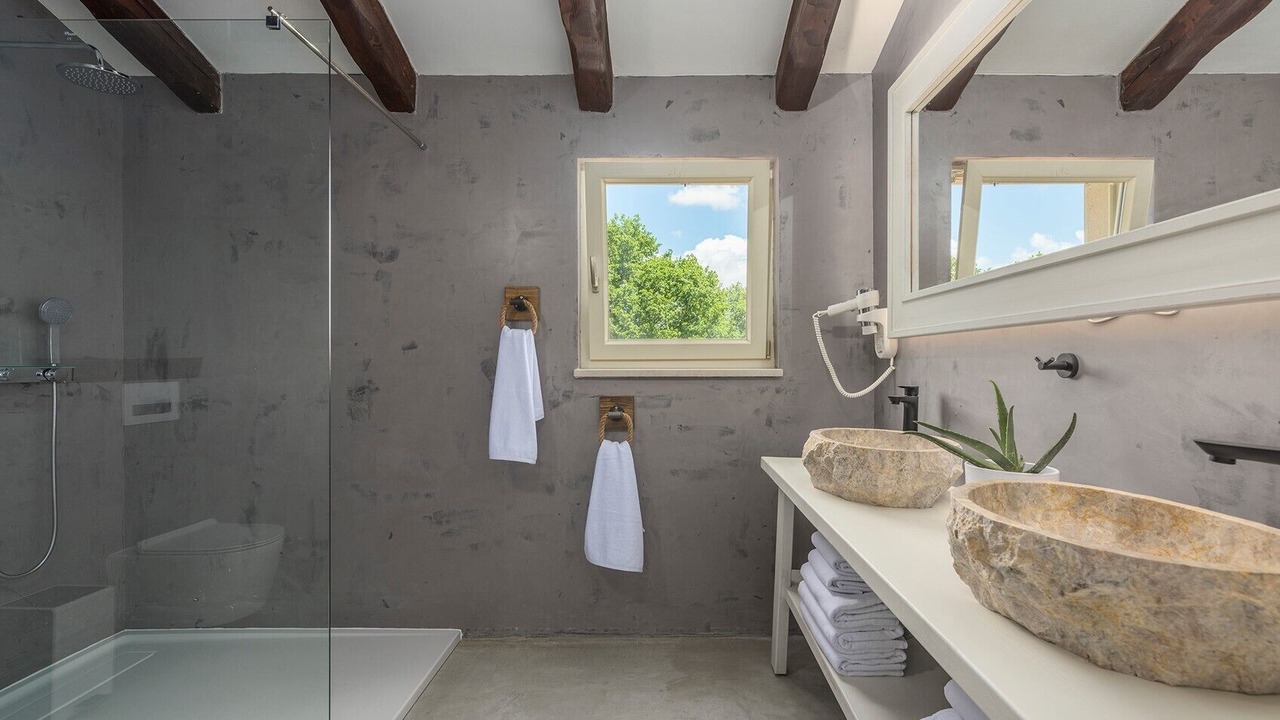 Photo of Bathroom in Tar