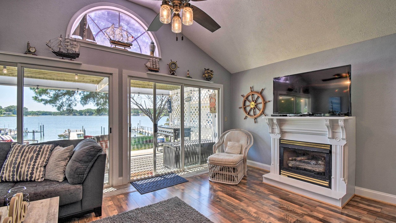 Photo of Livingroom in Deltaville