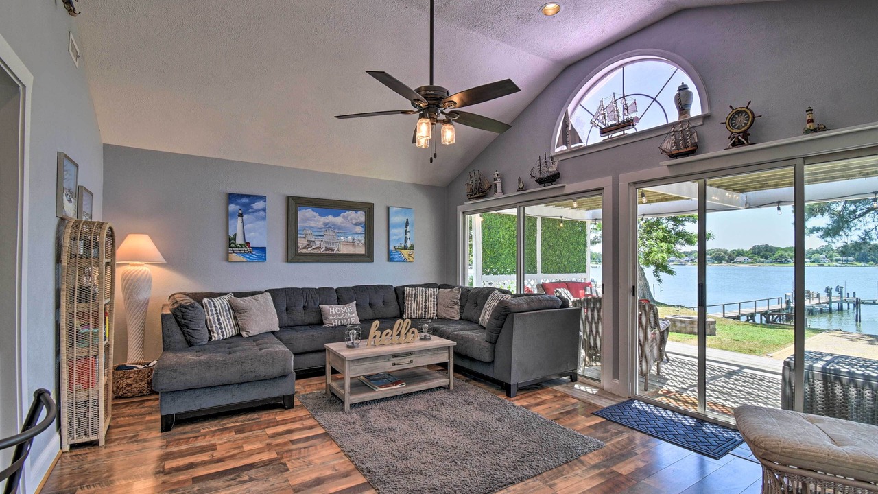 Photo of Livingroom in Deltaville
