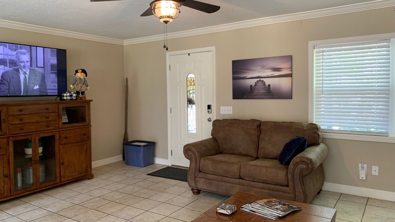 Photo of Livingroom in Guntersville