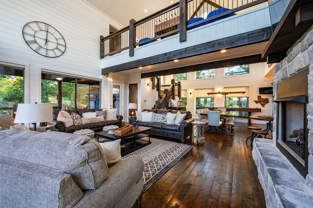 Photo of Livingroom in Broken Bow