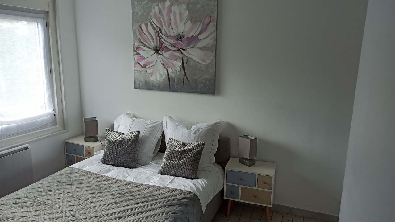 Photo of Bedroom in Lens