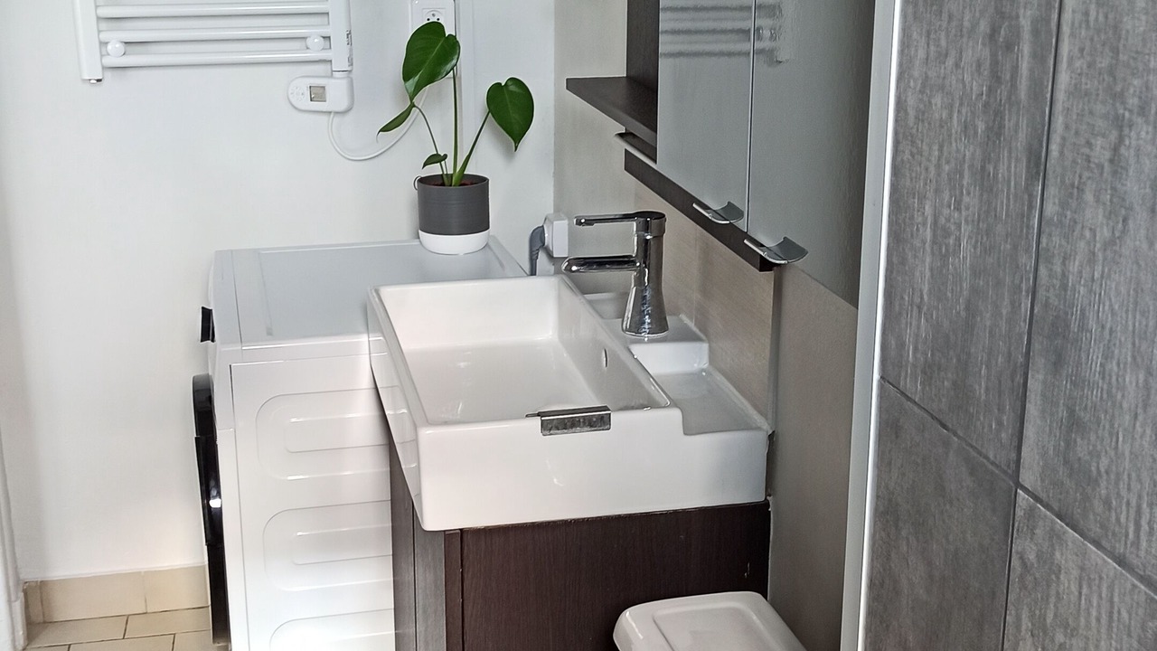 Photo of Bathroom in Lens