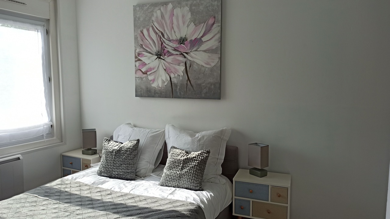 Photo of Bedroom in Lens