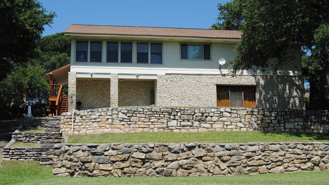 Photo of Outdoor in Buchanan Dam