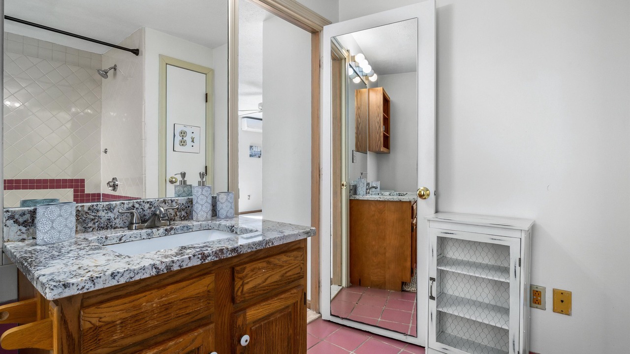 Photo of Bathroom in Teaticket