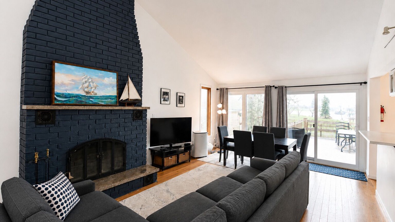 Photo of Livingroom in Wasaga Beach