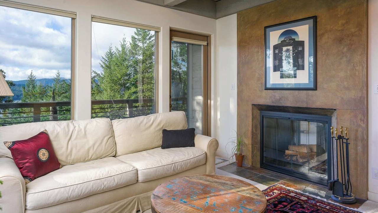 Photo of Livingroom in Eastsound