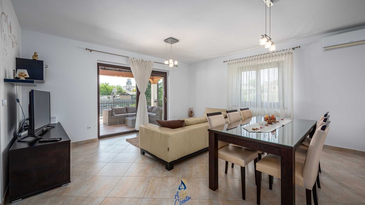 Photo of Livingroom in Tinjan
