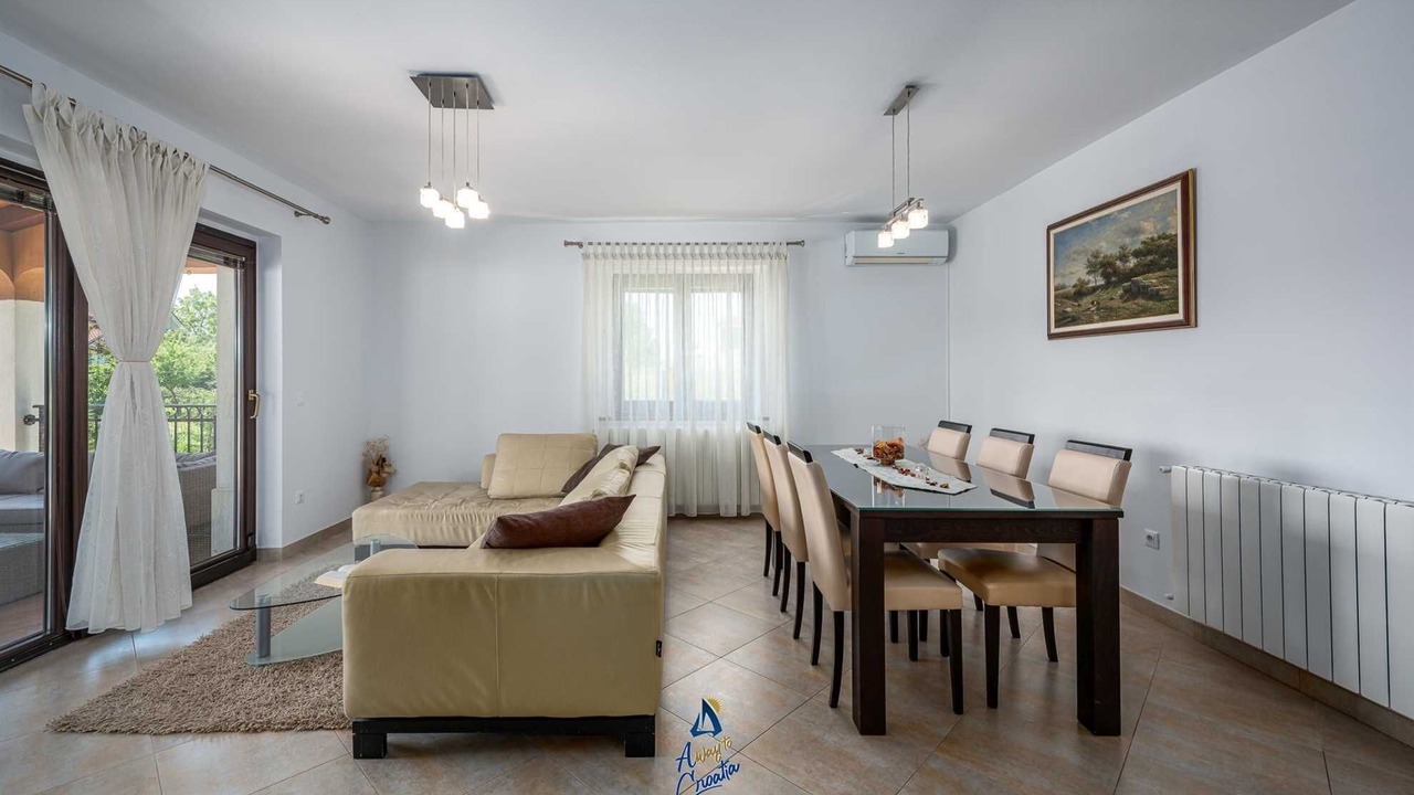 Photo of Livingroom in Tinjan