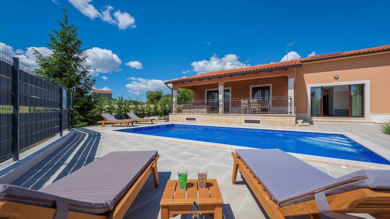 Photo of Outdoor in Tinjan