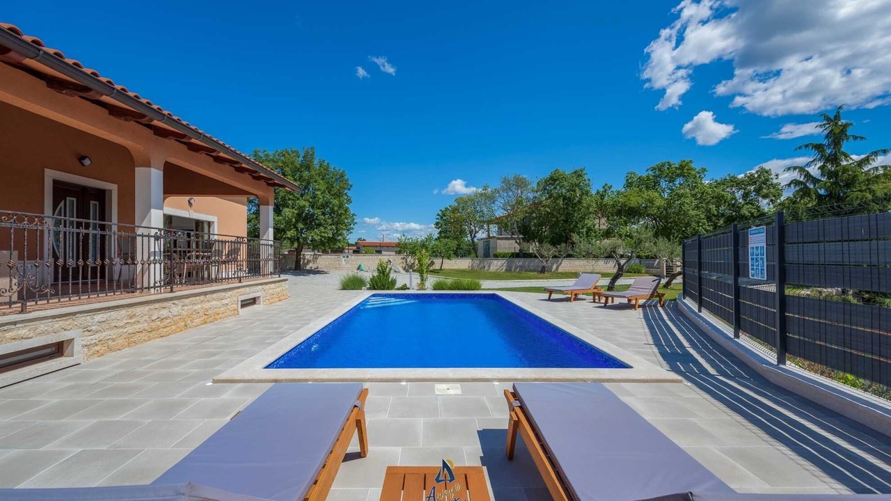 Photo of Outdoor in Tinjan