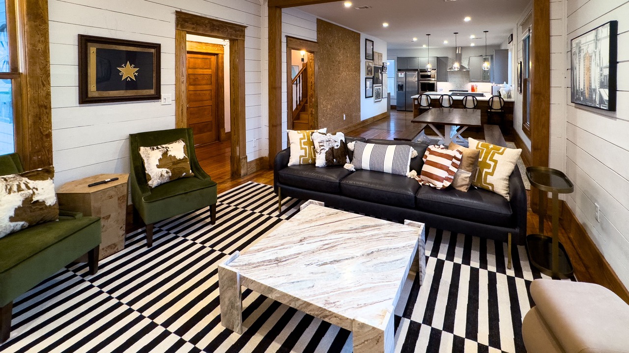 Photo of Livingroom in East Cesar Chavez