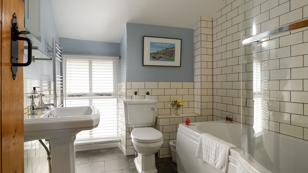 Photo of Bathroom in Rhyd Ddu