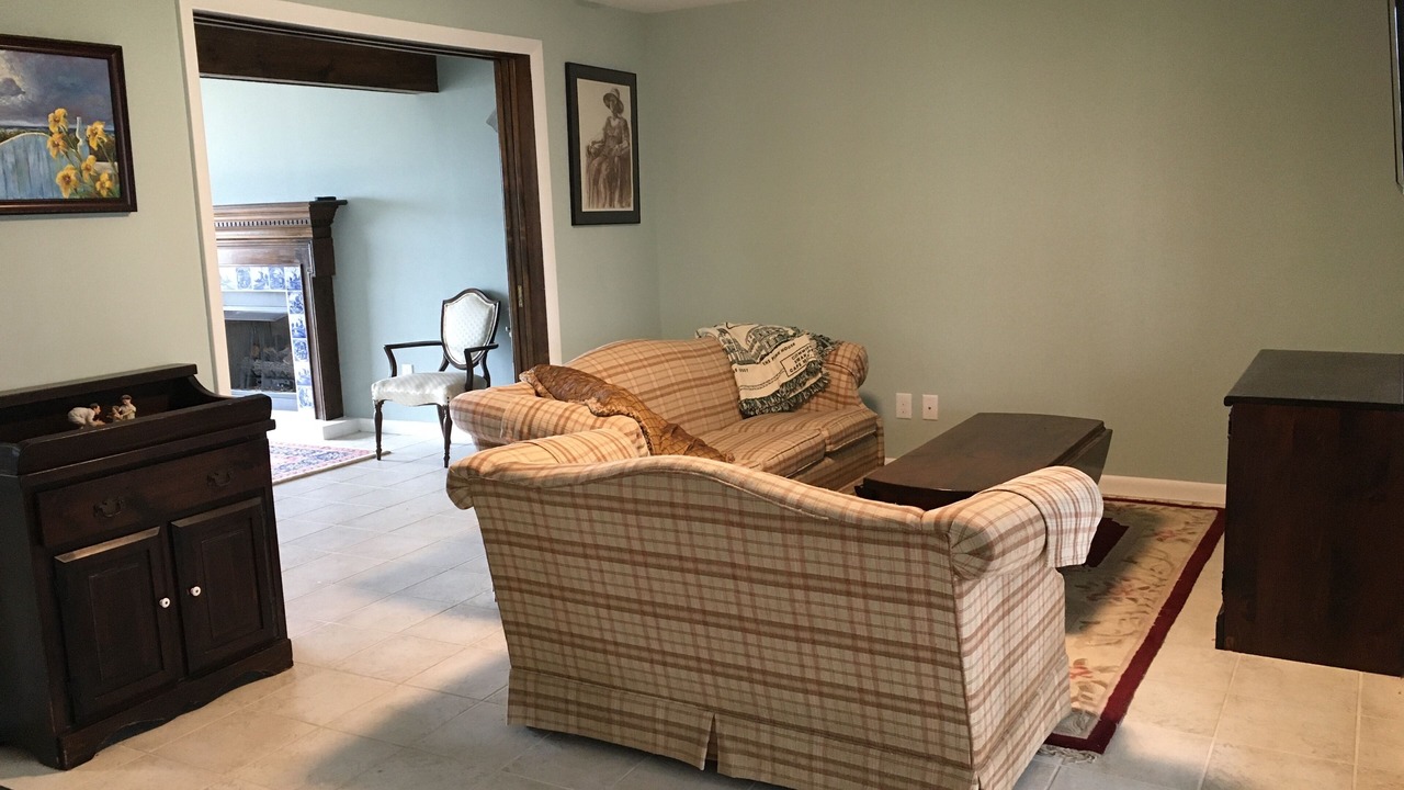 Photo of Livingroom in Town Bank