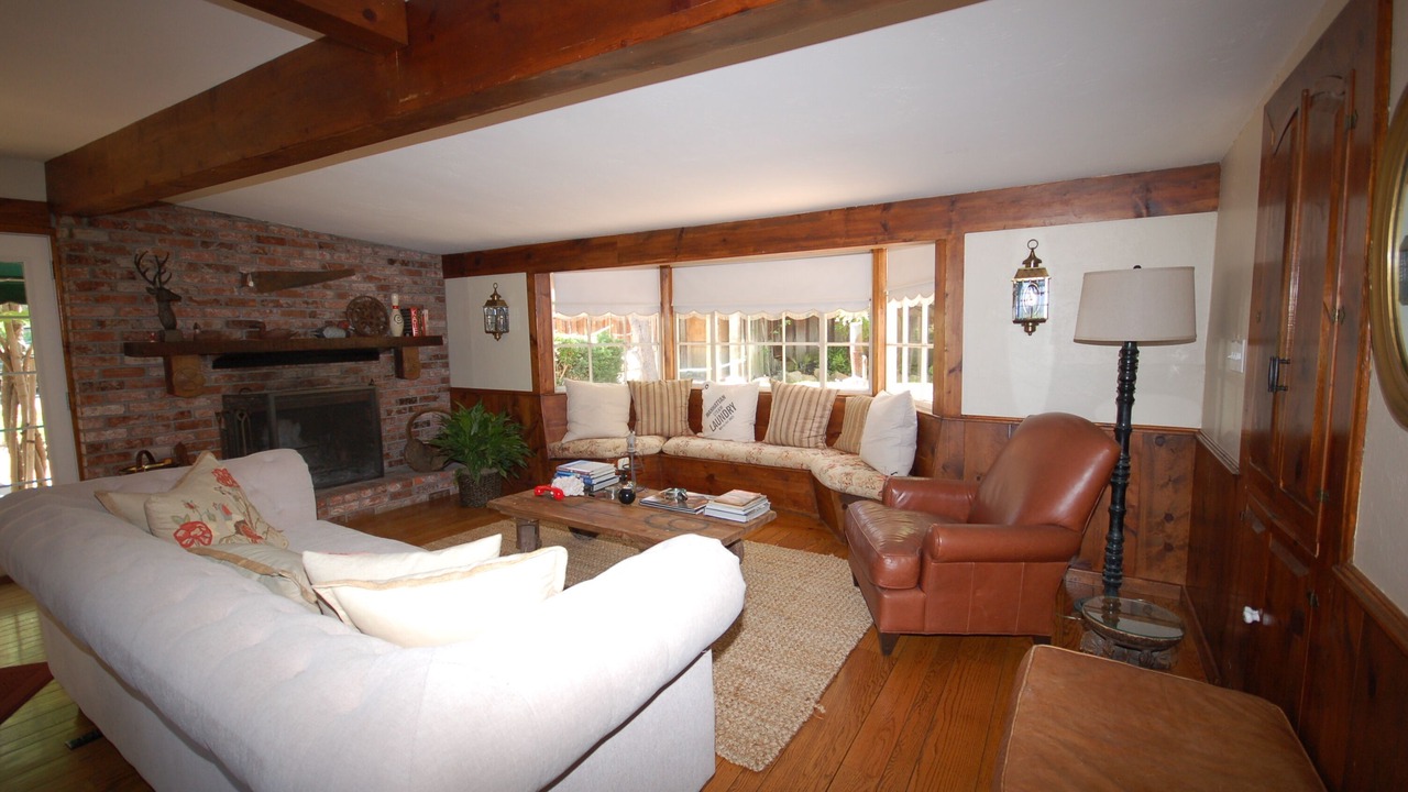 Photo of Livingroom in Oak Knoll