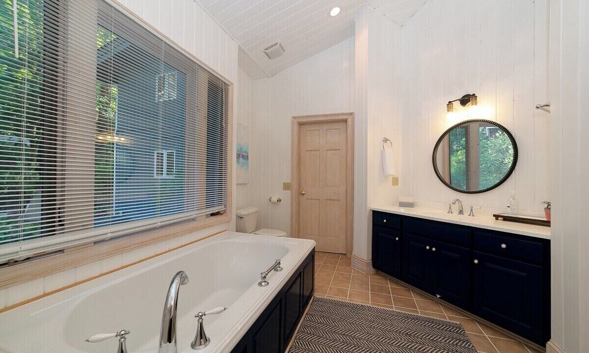 Photo of Bathroom in Tiger