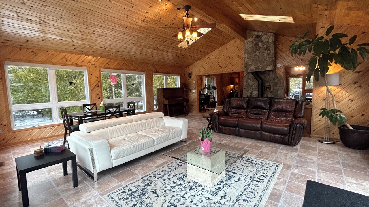 Photo of Livingroom in Manitoulin District