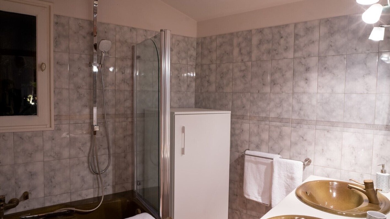 Photo of Bathroom in Lourmarin