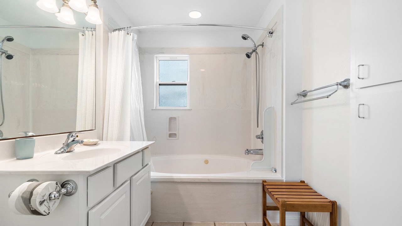 Photo of Bathroom in Pirates Beach
