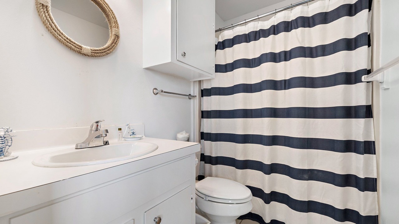 Photo of Bathroom in Pirates Beach
