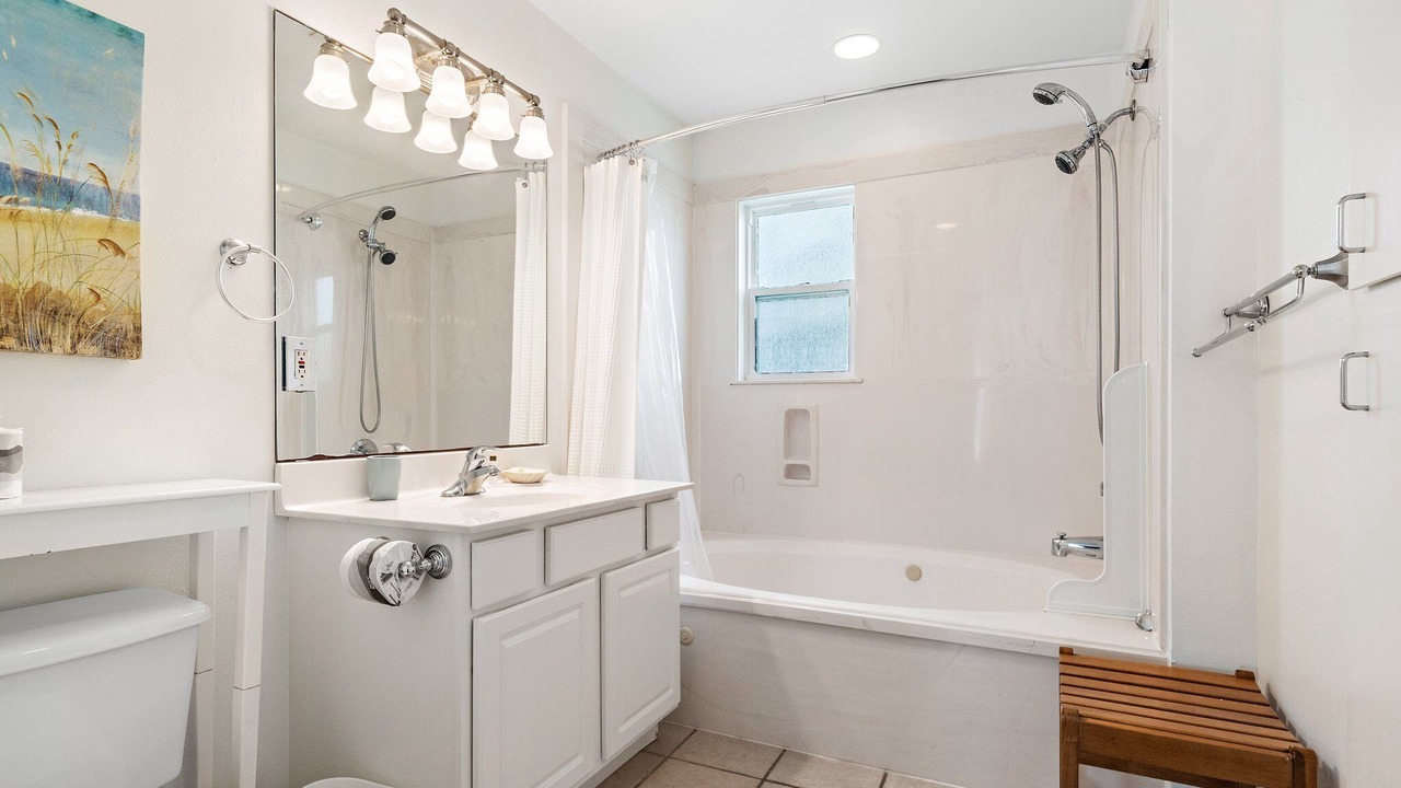 Photo of Bathroom in Pirates Beach