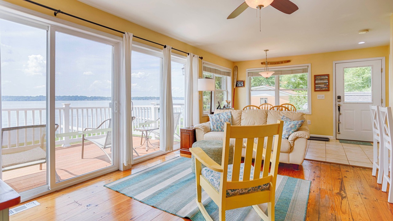 Photo of Livingroom in Cayuga