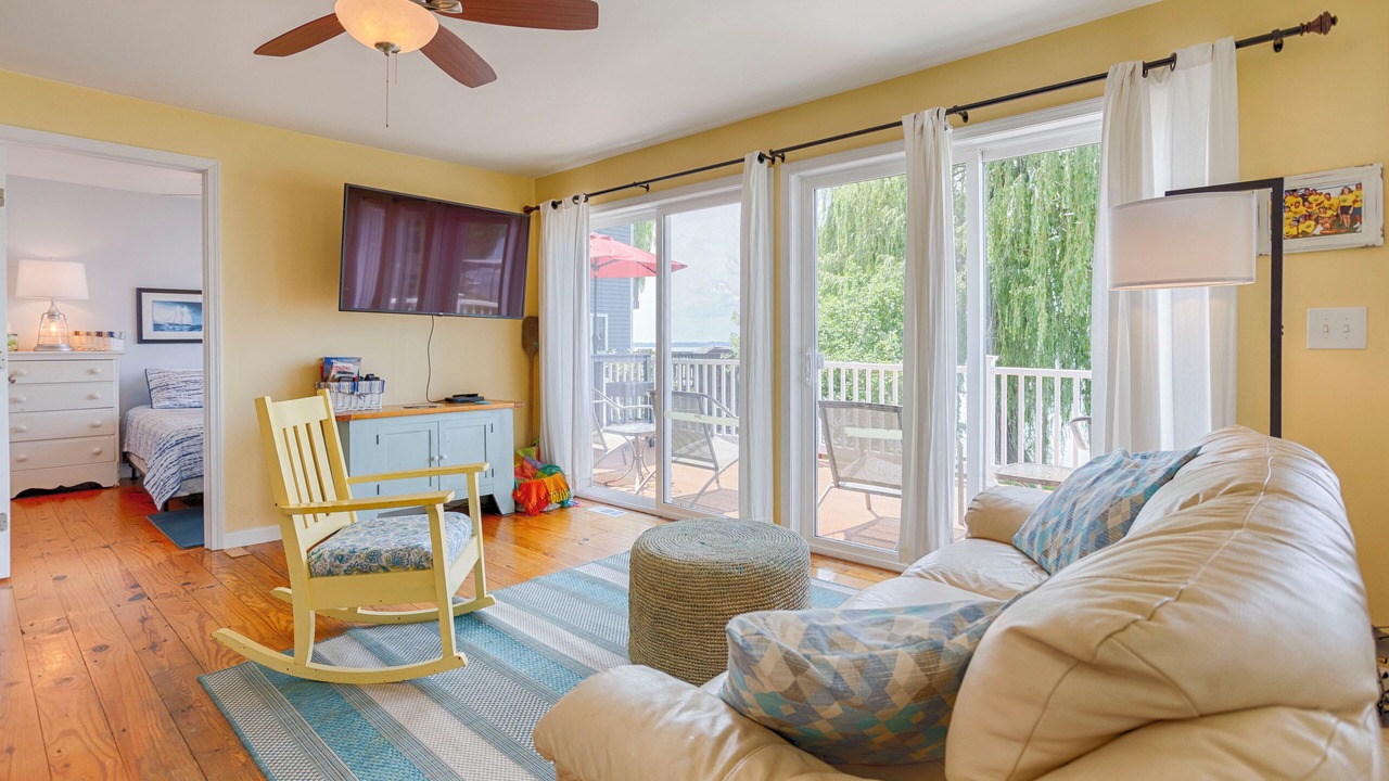 Photo of Livingroom in Cayuga
