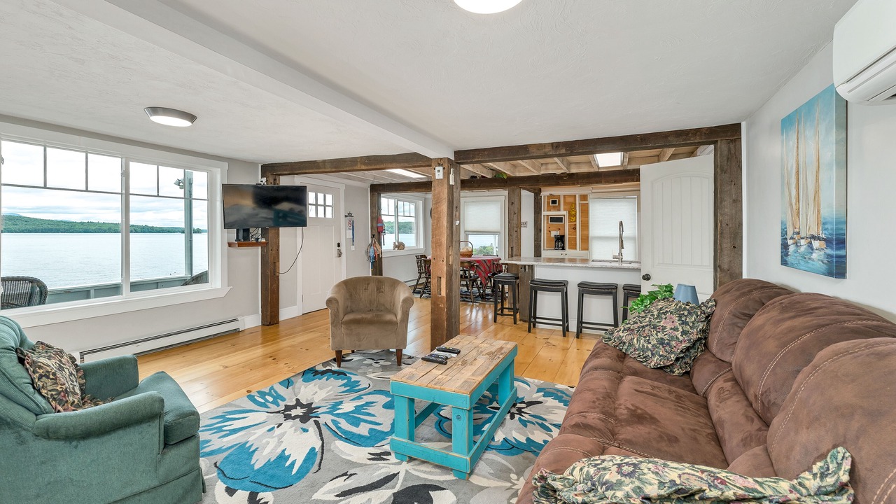 Photo of Livingroom in Weirs Beach