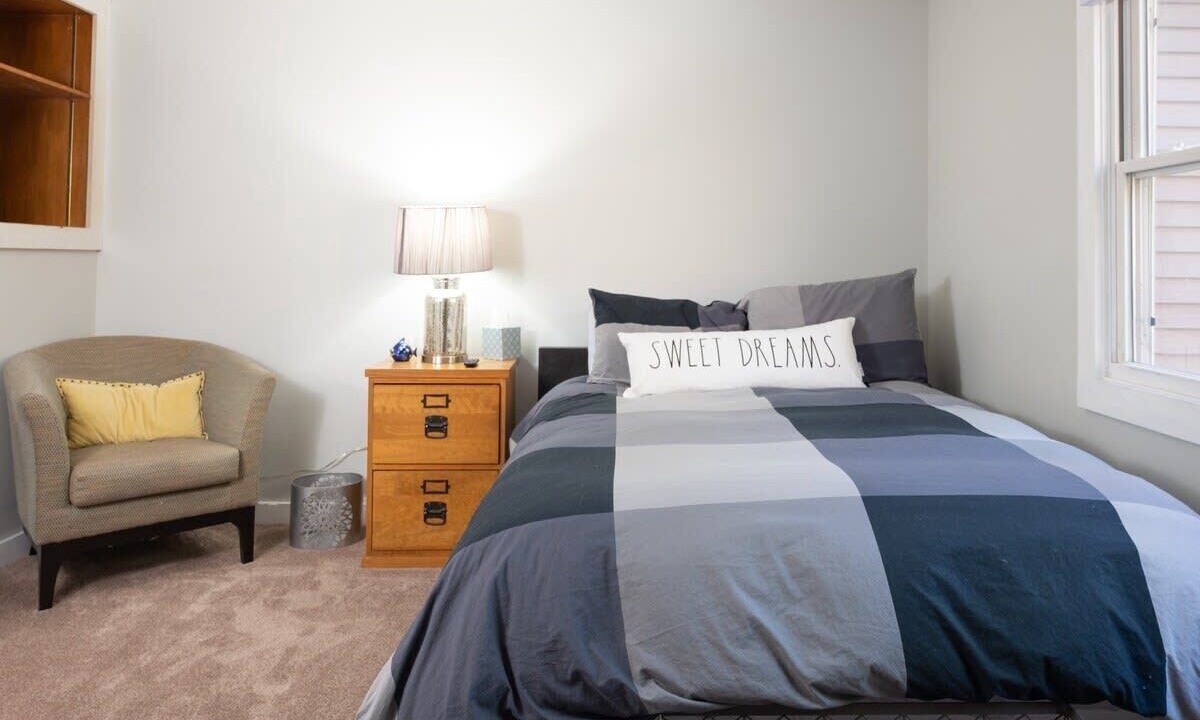 Photo of Bedroom in Lee