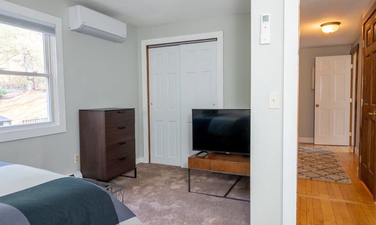 Photo of Bedroom in Lee