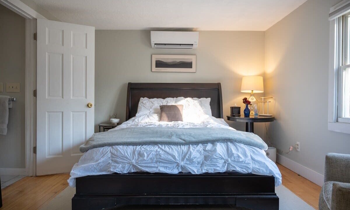 Photo of Bedroom in Lee