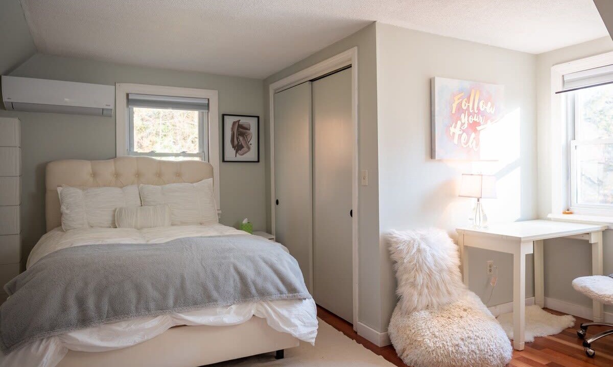 Photo of Bedroom in Lee