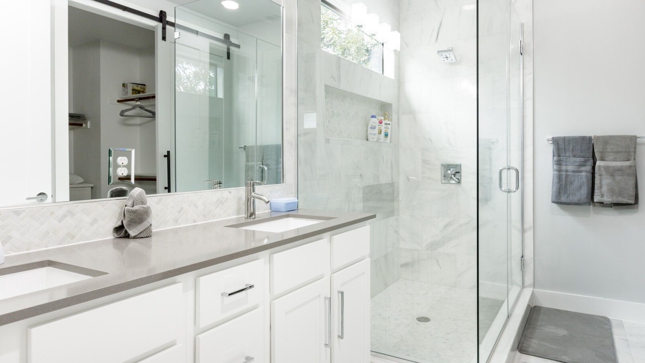 Photo of Bathroom in East Cesar Chavez