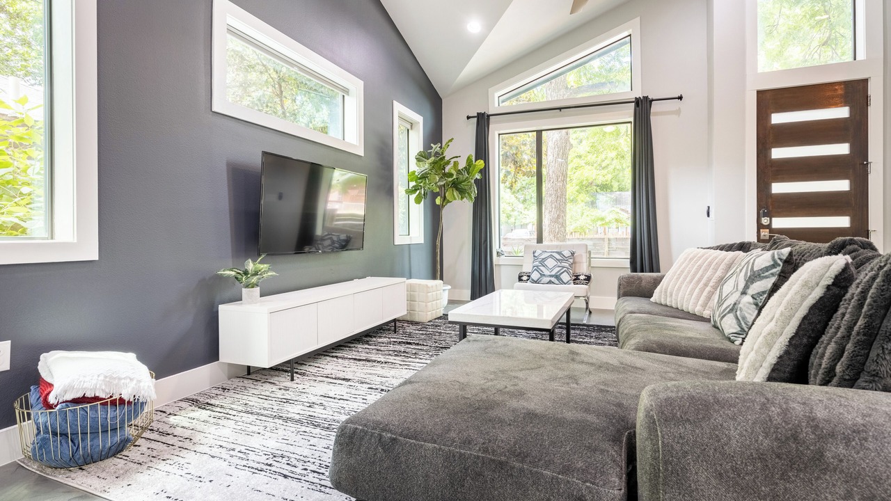 Photo of Livingroom in East Cesar Chavez