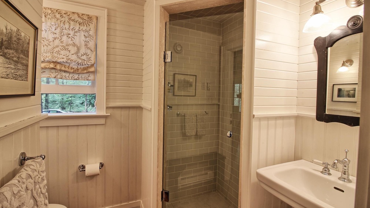 Photo of Bathroom in Gravenhurst