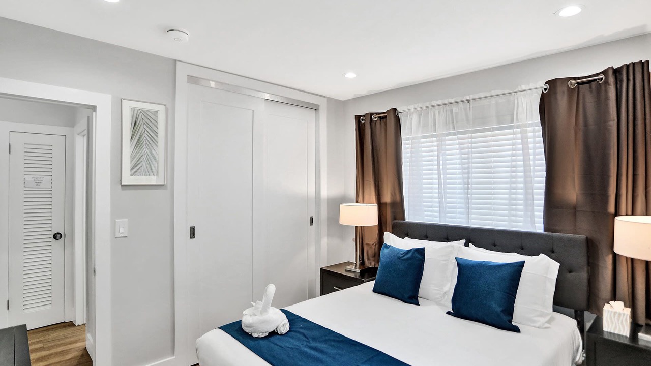 Photo of Bedroom in Hollywood Lakes