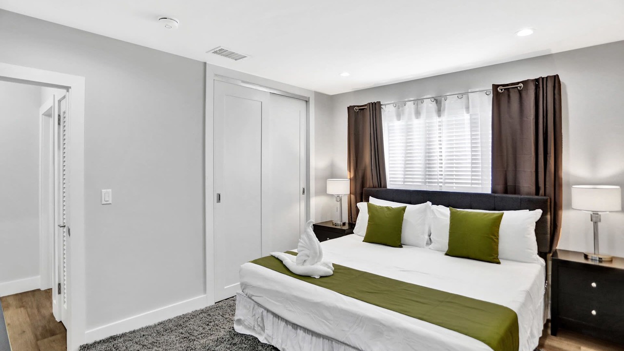 Photo of Bedroom in Hollywood Lakes