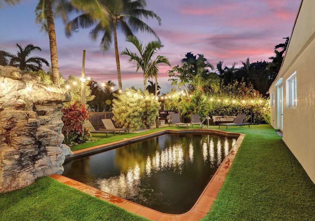 Photo of Outdoor in Hollywood Lakes