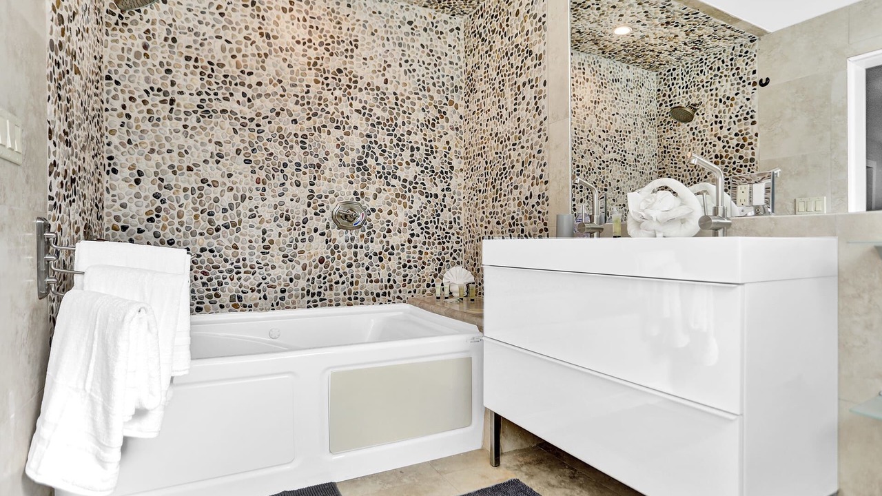 Photo of Bathroom in Hollywood Lakes