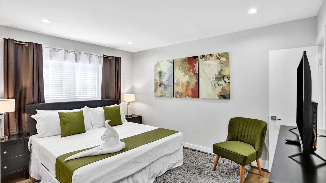 Photo of Bedroom in Hollywood Lakes